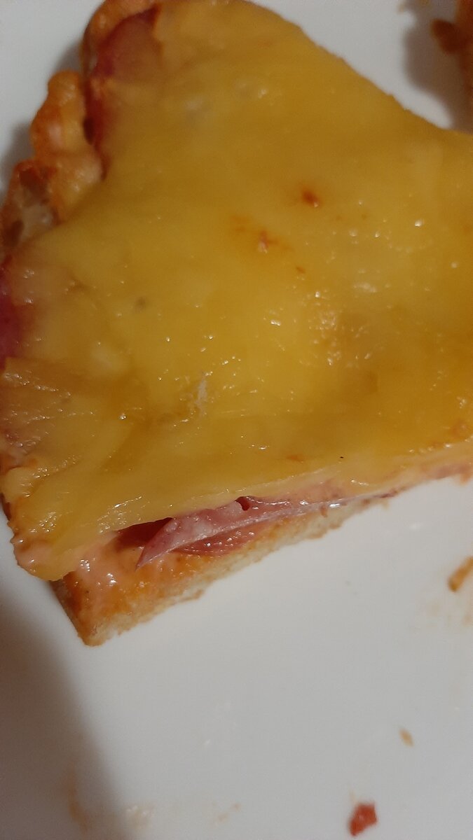 Сверху ооооочень много 🧀 сыра )))