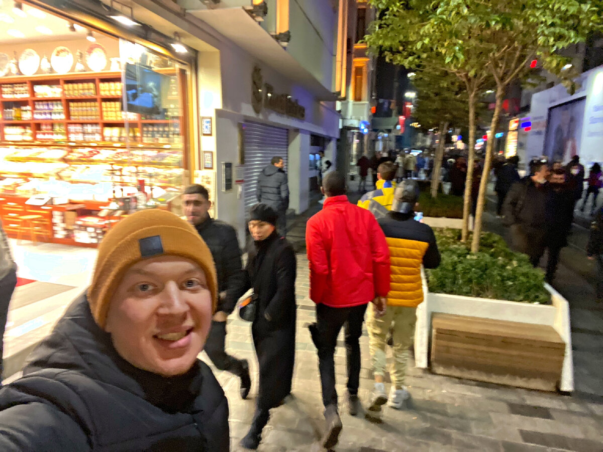 Идём нашей интернациональной компанией по Истикляль - главной пешеходной улице Стамбула. Фото автора 