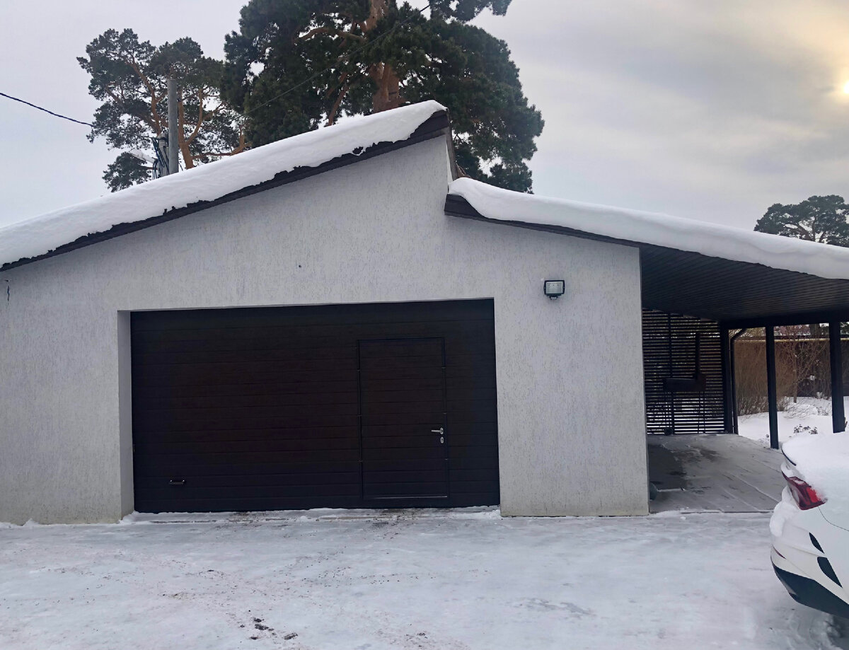 Наш гараж с навесом. Летом под крышей стоит теннисный стол, а зимой навес защищает вторую машину от снега и наледи.