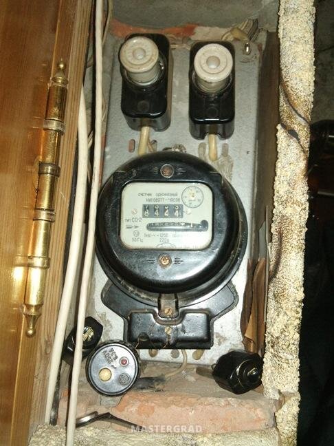 Счетчик с пробками. Атмосферно, винтажно, ностальгично, но не безопасно (из открытых источников)