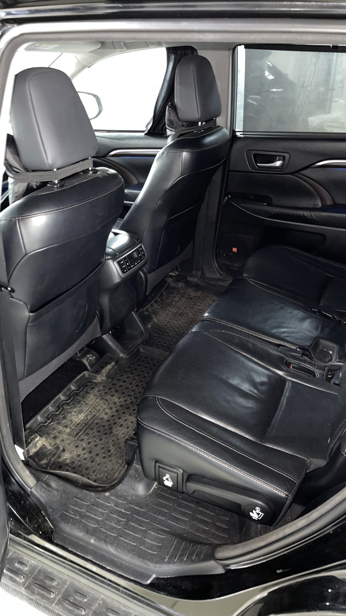 Это Toyota Highlander до преображения в Rhino Detailing 
