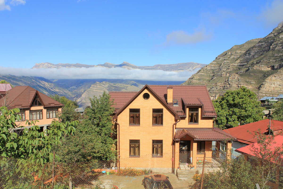 Только представьте, что видят глядя в окно владельцы этих домов.