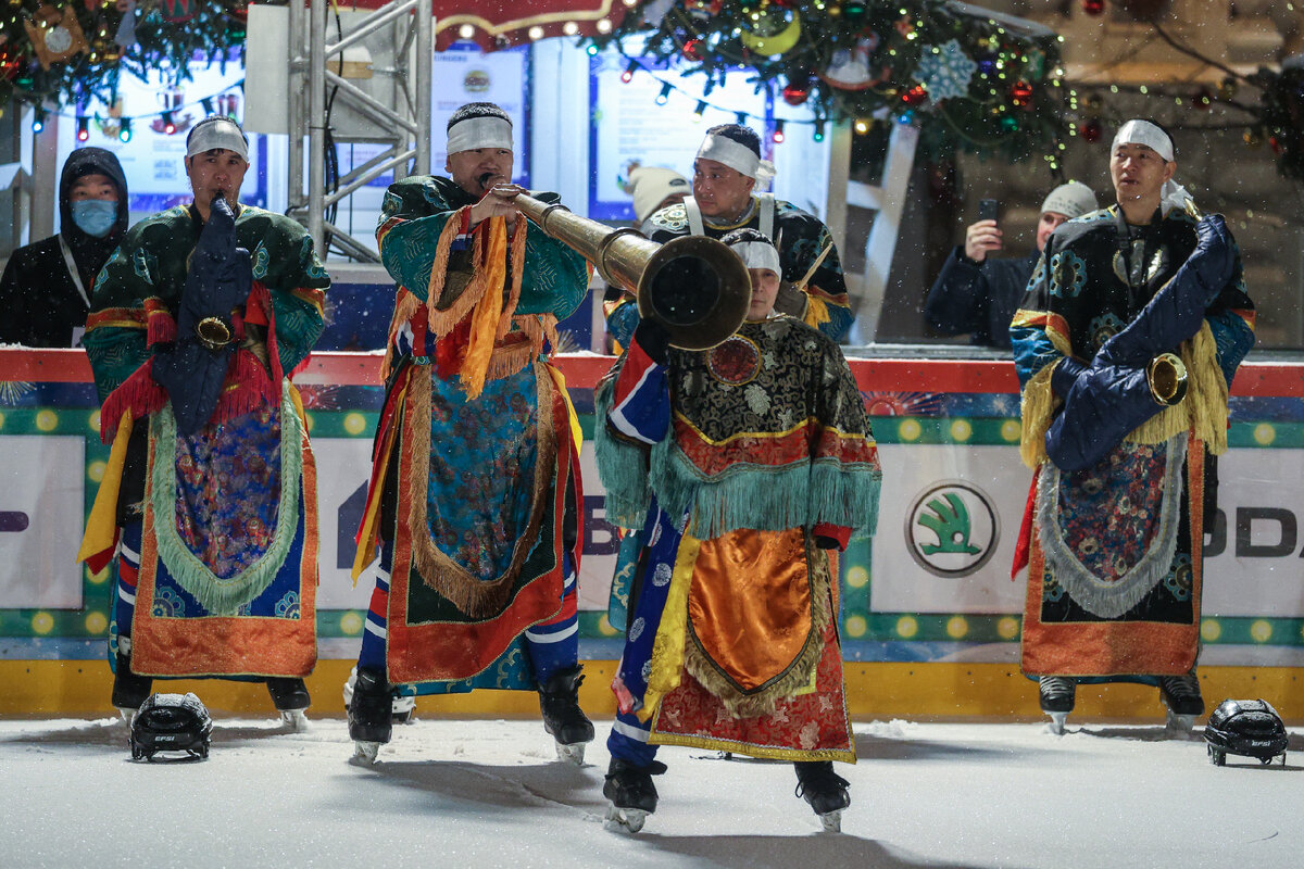 Программа «Музыка на льду» открылась исполнением «Мистерии Цам» и марша «Тува».  Исполнение марша «Тува» оркестранты посвятили светлой памяти Валерия Халилова.