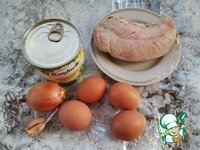     Продукты для салата. Отварить филе грудки индейки. (Для начинаюших: в воду обязательно добавьте луковицу, морковь и любимые специи, так мясо индейки будет более вкусным и ароматным, что отразится в целом на вкусовых качествах салата). Остужать не вынимая из бульона, это поможет мясу сохранить сочность.