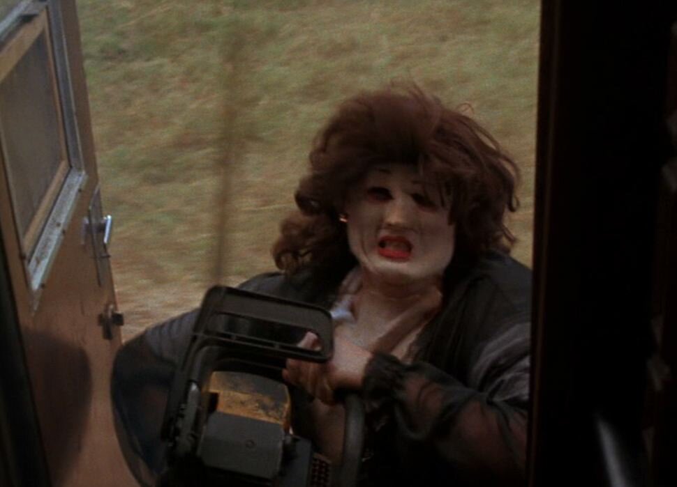 Кожаное лицо в платье и с помадой на губах... Я не шутил. Кадр из фильма