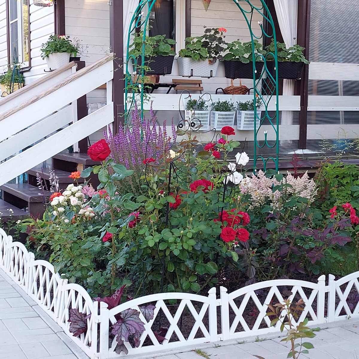 Клумба с розами.