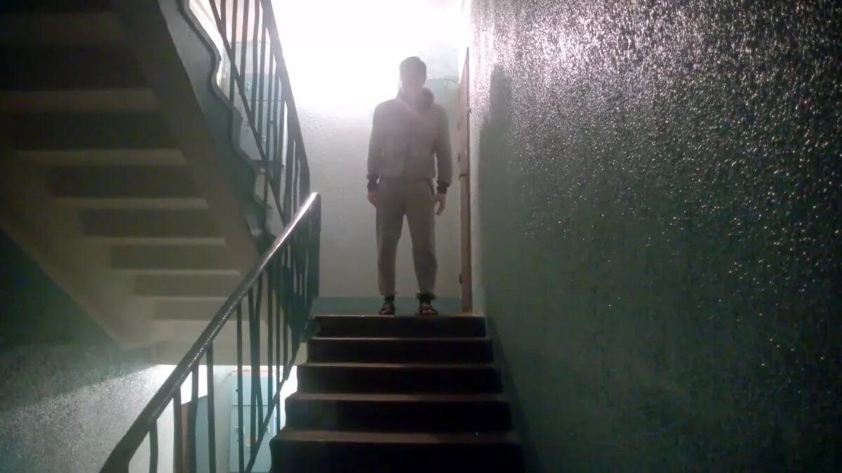 Подниматься по лестнице в подъезде. Парень на лестничной площадке. Мальчик спускается с лестницы. Человек на лестнице.