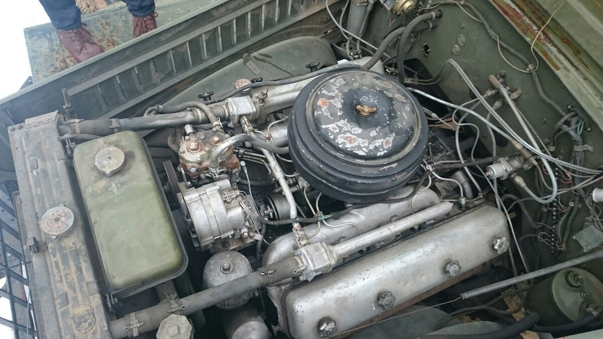 V-образный восьмицилиндровый ярославский дизель позволял трёхосному вездеходу при собственном весе 11,95 т везти по бездорожью 7,5 т груза. Адрес иллюстрации: https://a.d-cd.net/e490446s-1920.jpg 