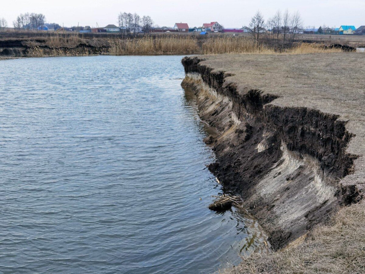 река рассыпная в белой глине