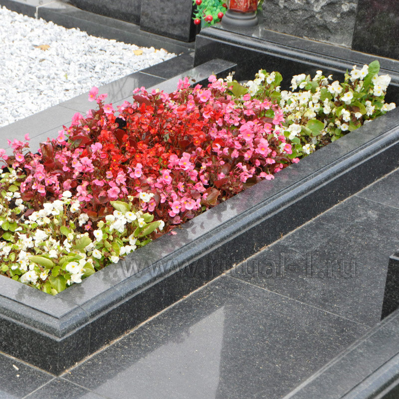 Названия многолетних цветов на могилы. Украшение цветника на кладбище. Украшение могилы цветами. Украсить могилу. Украшение могилы искусственными цветами.