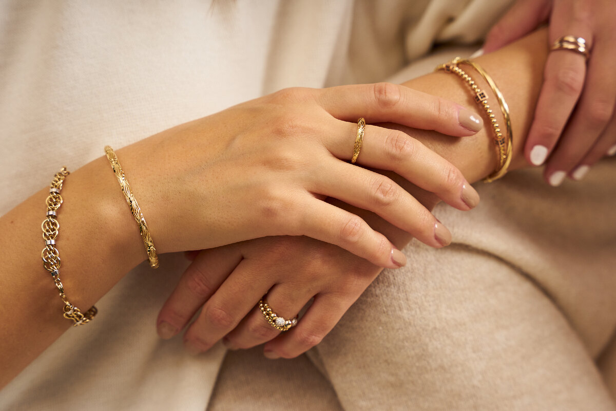 почему нельзя носить золото с серебром одновременно. дутое золотое кольцо. сочетание золотых и серебряных колец. носят золото и серебро вместе. носят золото и серебро вместе.