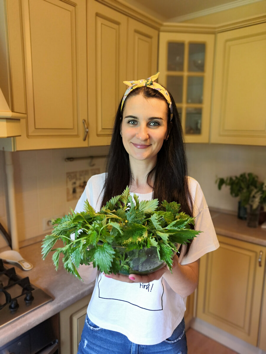 Друзья, я так рада наступлению ВЕСНЫ, особенно 🌱зелени, которая стала пробиваться после зимней спячки. Начинается сезон оздоровительного весеннего питания, я ждала этого всю зиму!
Сейчас самая пора, когда пробивается КРАПИВА, ростки которой покрыты волосками, которые еще не такие жгучие, когда она подрастет.
Это мой самый любимый дикорос!
С крапивой и другими первыми пищевыми растениями связано так называемое "весеннее лечение". Пьют их соки, делают салаты, винегреты и окрошки. А вы любите дикоросы? Едите ли КРАПИВУ?

Ну что, мои хорошие ☀ Время рецептов с магией здоровья! 🌱Крапива, мой источник витаминов на весь май, мой фаворит, восторг и уважение!
Больше всего я люблю делать из крапивы салаты, можно слепить пельмени, начиненные крапивой и яйцом, приготовить суп.
Конечно, когда крапива идет уже в переработанном виде, как в супах или в пельмешках, то некоторые полезные ее свойства теряются.
А вот в салатах сохраняется вся польза этого дикороса.
❤ И помним, что крапива обладает кроветворным, кровоостанавливающим, противовоспалительным, бактерицидным, ранозаживляющим и регулирующим обмен веществ действием.

А теперь готовим салатик, очень быстрый и не замысловатый, зато какой полезный...ммм...

Ингредиенты:
пучок крапивы (моем в проточной воде)
пучок сныти (моем в проточной воде)
1 шт. редька
1 шт огурец
зеленый лук
оливковое или льняное масло
соль, перец

Режем крапиву, сныть, огурец, лук, на терке измельчаем редьку.
Перемешиваем все ингредиенты в салатнике, заправляем маслом, соли, перчим, можно добавить лимонного сока.

Подаем к столу и наслаждаемся полезностью!



#крапива #салатскрапивой #салатизкрапивы #сныть #весеннийсалат #дикоросы #весна #весеннеелечение




