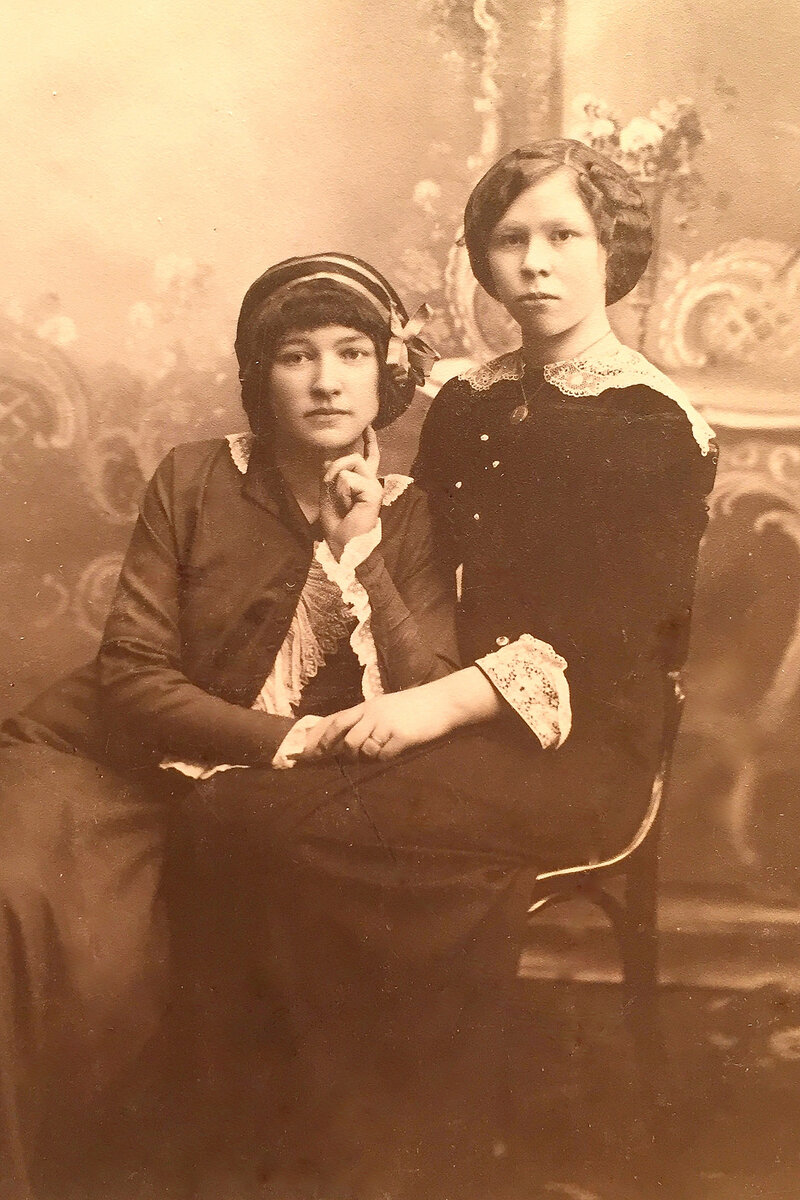 Дочь Григория – Зинаида (справа), бабушка Андрея Филинкова.