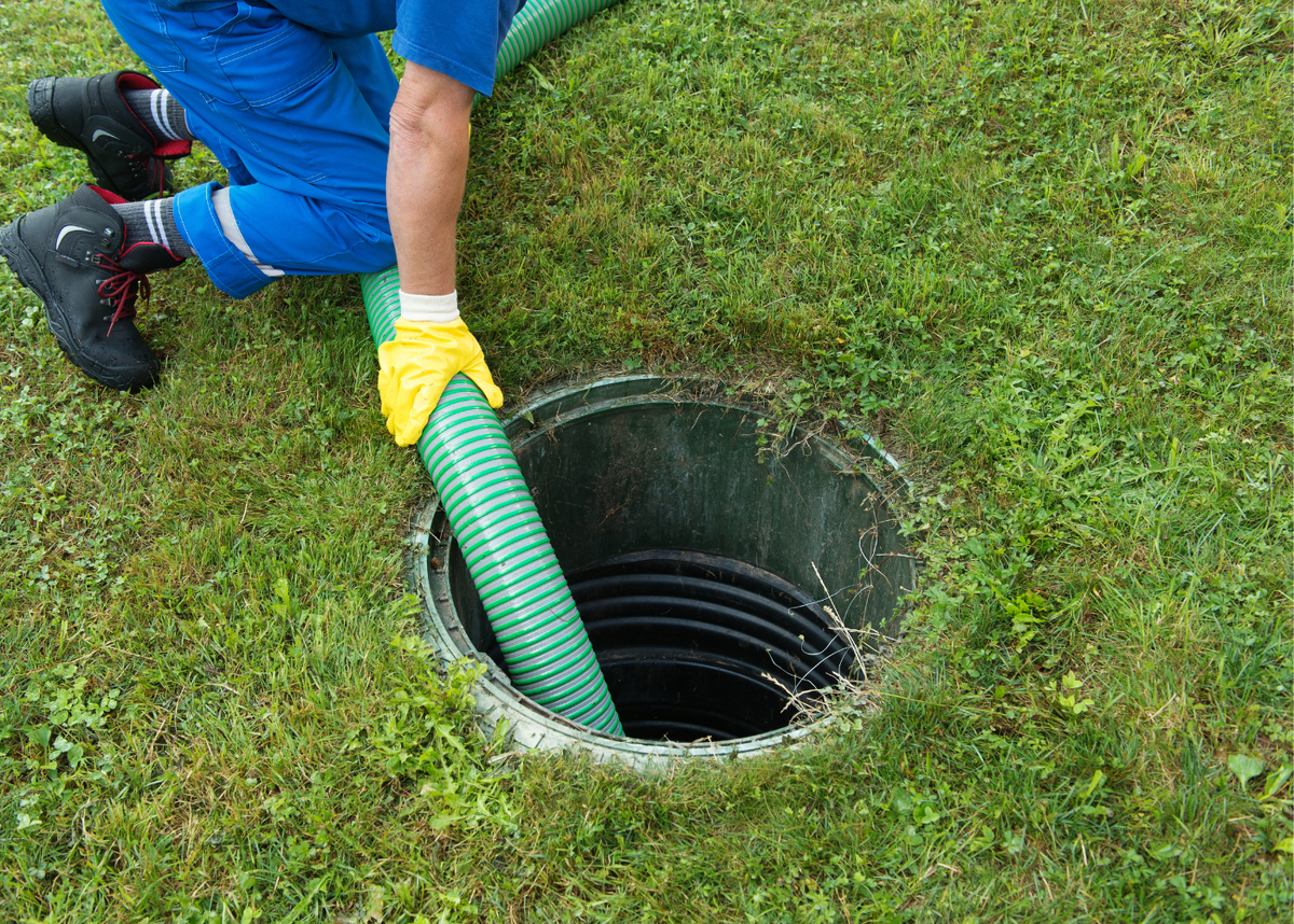 Выкачка туалетов дачных. Septic Tank Cleaning. Подготовка туалета к откачке. Откачка дачного туалета в кротовую нору.