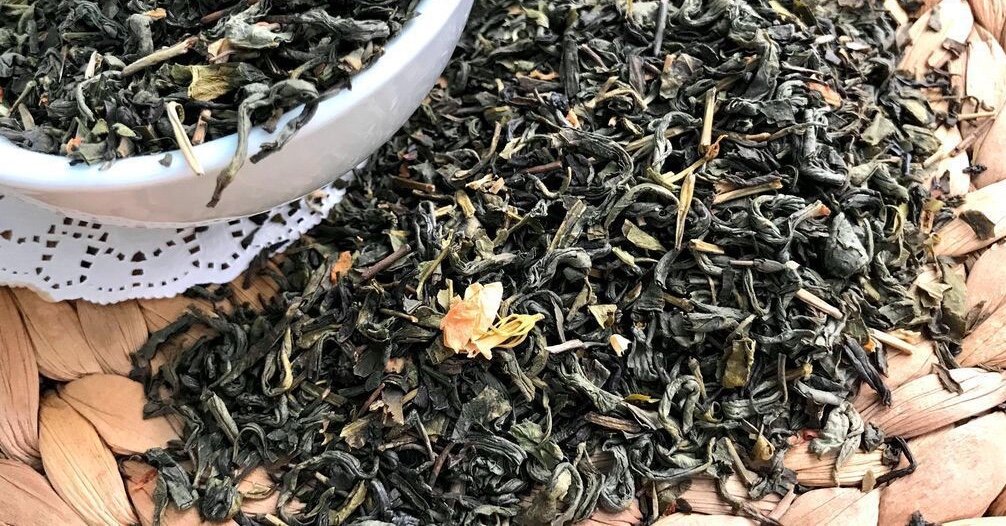 В жасминовом чайном напитке сочетается польза черного, зеленого или белого чая и цветков жасмина, обладающих изысканных вкусом и нежным ароматом.