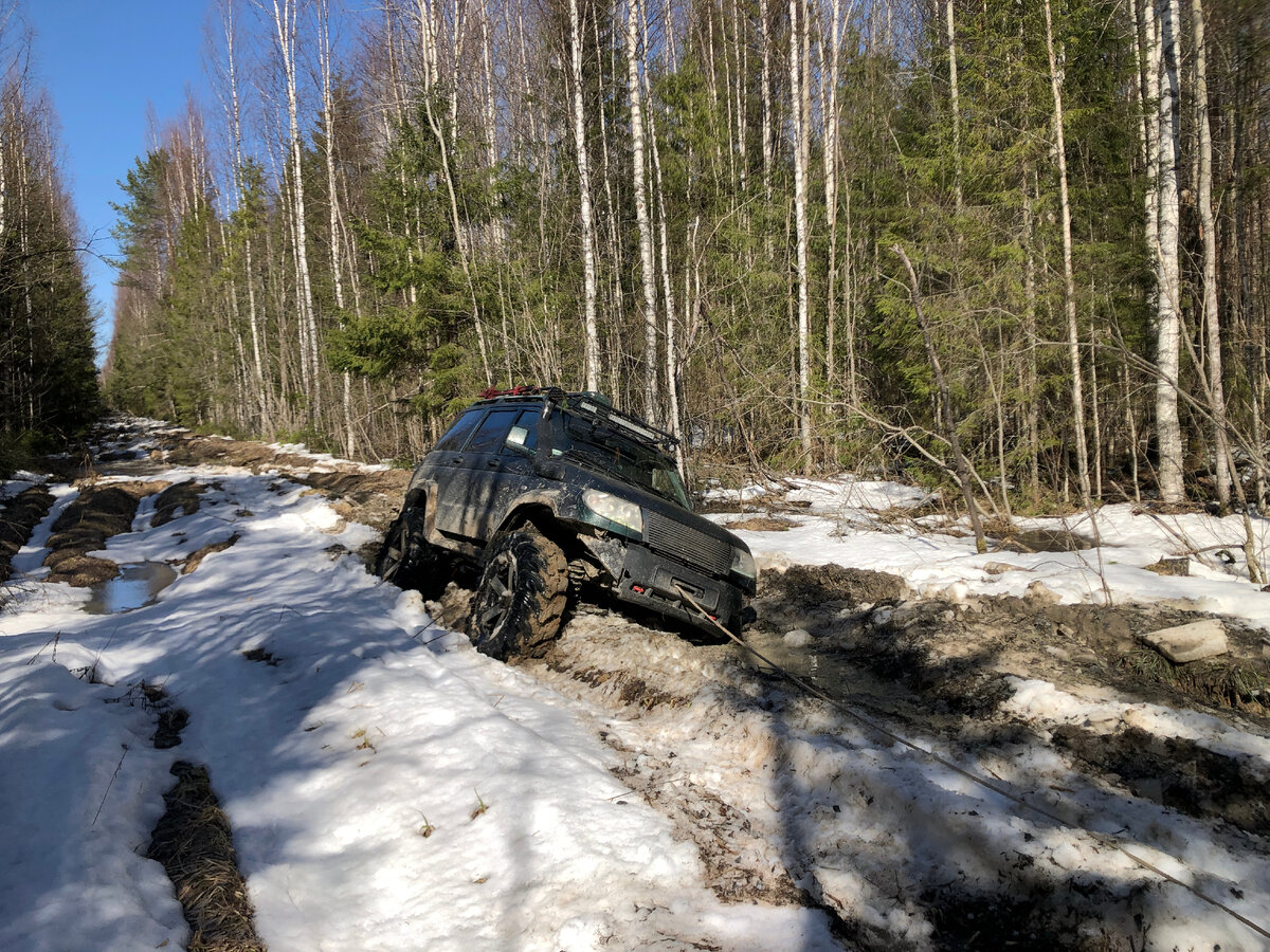 На вид ровная дорога, лед и снег скрывают глубокую колею. Дамба УЖД.  Буксующие колеса с водительской стороны, привели к остановке колес с противоположной, машина остановилась и стала зарываться и кренится на один бок, был высок риск перевернуться. Думаю при наличии блокировки, можно было пройти препятствие в натяг, ходом, выбрав правильное давление в шинах, т.к. при создании глубокой колеи (от не стравленных колес) и роста сопротивления качению, высок риск поломки трансмиссии. 