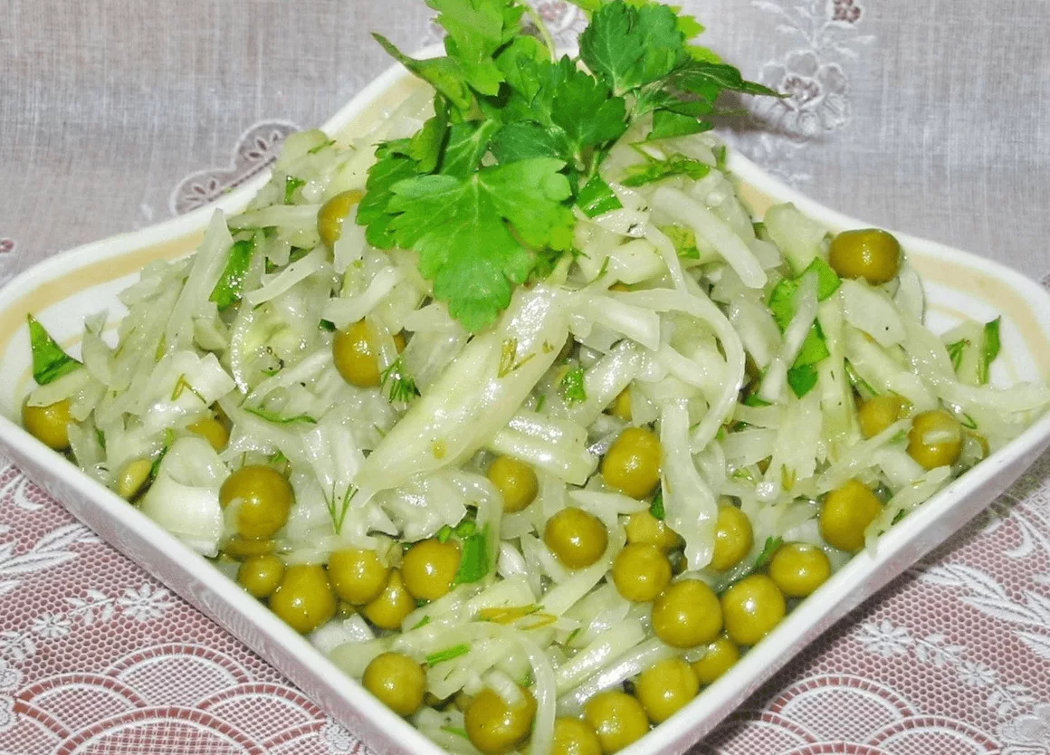Салат из пекинской капусты с яйцом и горошком