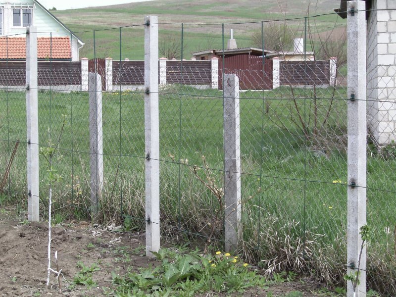 Столбчатый забор своими руками. Источник: https://pro-dachnikov.com/zabory/5503-betonnye-stolby-dlja-zabora-svoimi-rukami-40-foto.html