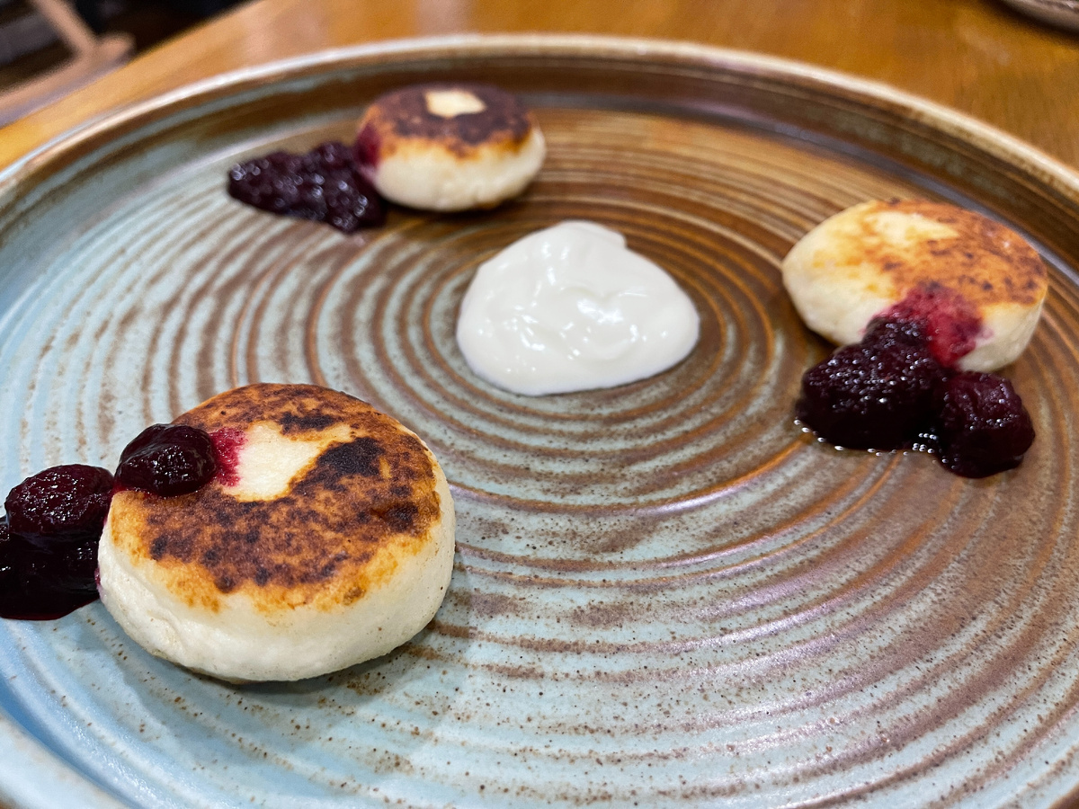 На фото сырники