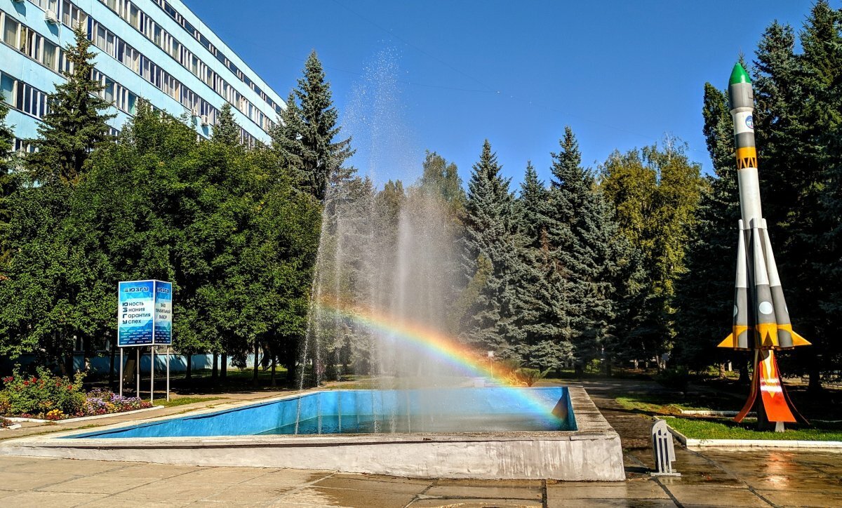 Это так у нас красиво перед ЮЗГУ. ПРивет всем, кто здесь учился. Остановка рядом, за деревьями. Фото Яндекс.Картинки. 
