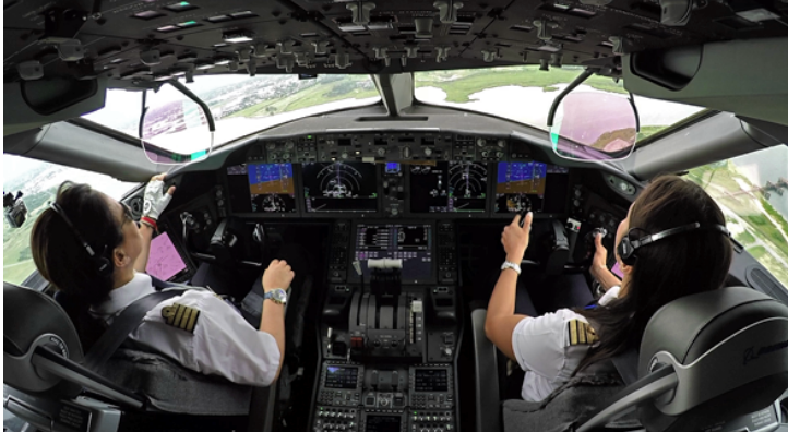 Ходят слухи, что авиационная профессия требует людей с особыми характеристиками и отличными физическими способностями, чтобы заниматься ею!. Это ошибка, поскольку женщины ничем не отличаются от мужчин в управлении самолетами. 

Женщины всегда упорно трудятся, чтобы доказать миру, что они квалифицированы, подходят и подходят для этой работы, Клэр Бут Люс написала: “Просто потому, что я женщина, я должна прилагать двойные усилия, чтобы добиться успеха. Если я потерплю неудачу, никто не скажет: “Она не может добиться успеха”, вместо этого они скажут: “У женщин нет всех способностей, необходимых для успеха”.