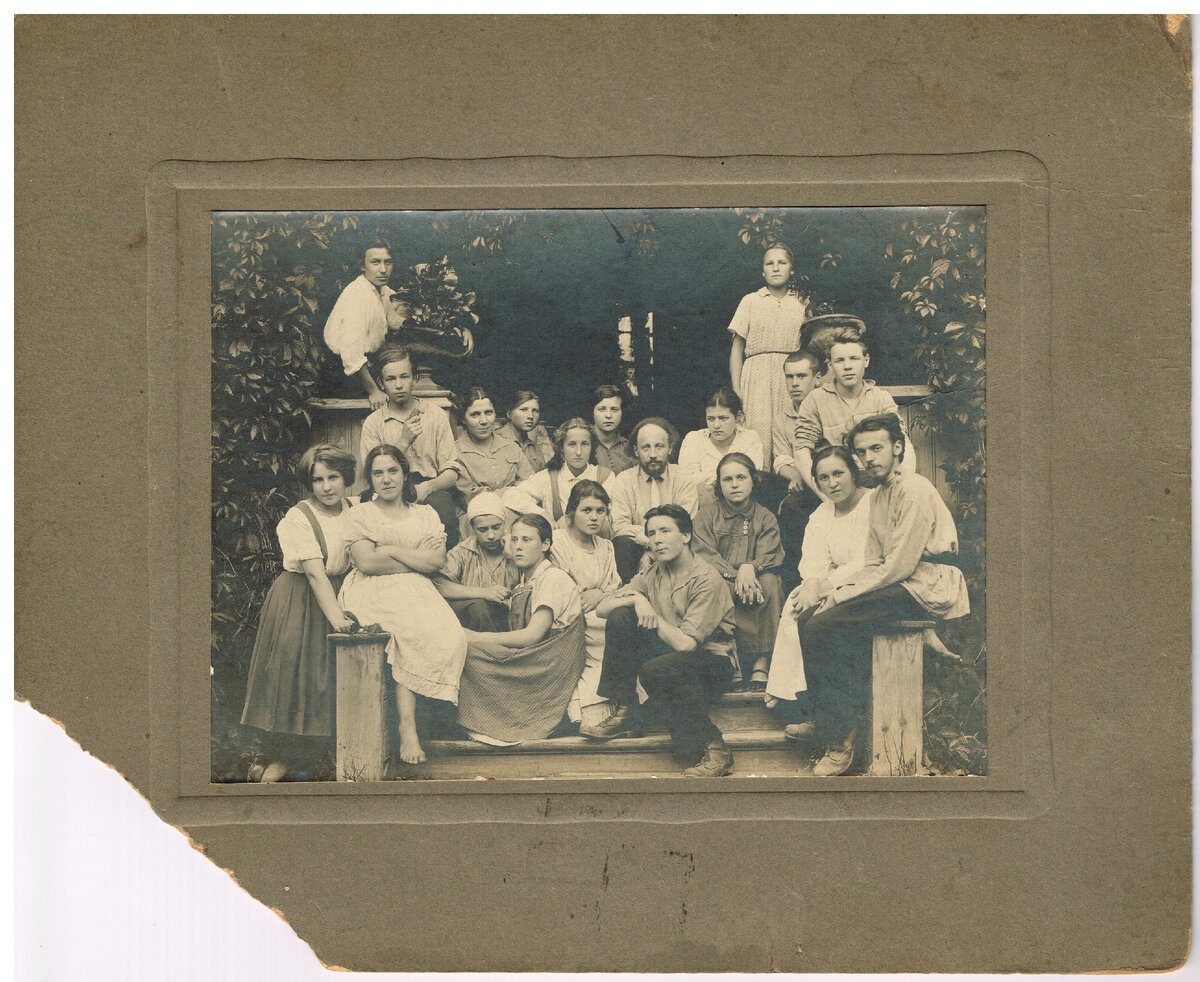 Интернат "Коммуна" при Малаховской опытно-показательной станции (ныне школа № 48). 1922 год. Изображение из фондов музея