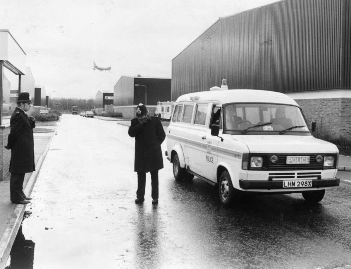 Полицейские осматривают место преступления возле склада компании Brinks MAT