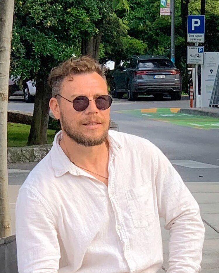 Как всем известно, немцы очень любят качество и порядочность. Поэтому очень сложно угодить клиенту в Германии. После того, как монтажник закончил свою работу, клиент обращается в службу поддержки с жалобами на сотрудника. Для таких клиентов была разработана система «проверка качества монтажника до полного удовлетворения клиента». 
Как это работает?

После того как монтажник завершал свою работу, приходил на проверку я и завершал или переделывал работу сотрудников. "Qulity Manager"

Почему так?

Потому-что большенство монтажников не имеют опыта работы, нет нужной квалификации, а также со сложной задачей монтажа часто не справляются на 100 %. Полагаются на то, что клиент не увидит или не заметит не качественную работу.

В чем преимущество со мной?

Вы получаете качественного монтажника
2 в 1 (МОНТАЖ + ПРОВЕРКА КАЧЕСТВА)

После заключительной работы с нами, вы сами определяете, нужна ли вам проверка качества.
