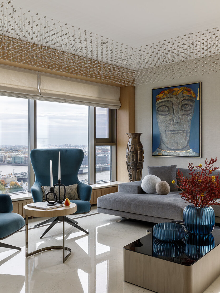 На целостное восприятие интерьера повлияло тщательно подобранное искусство. В гостиной центральное место занимает «Портрет мифического героя» работы Глеба Богомолова. Напольные вазы, декор, Sigma l2.