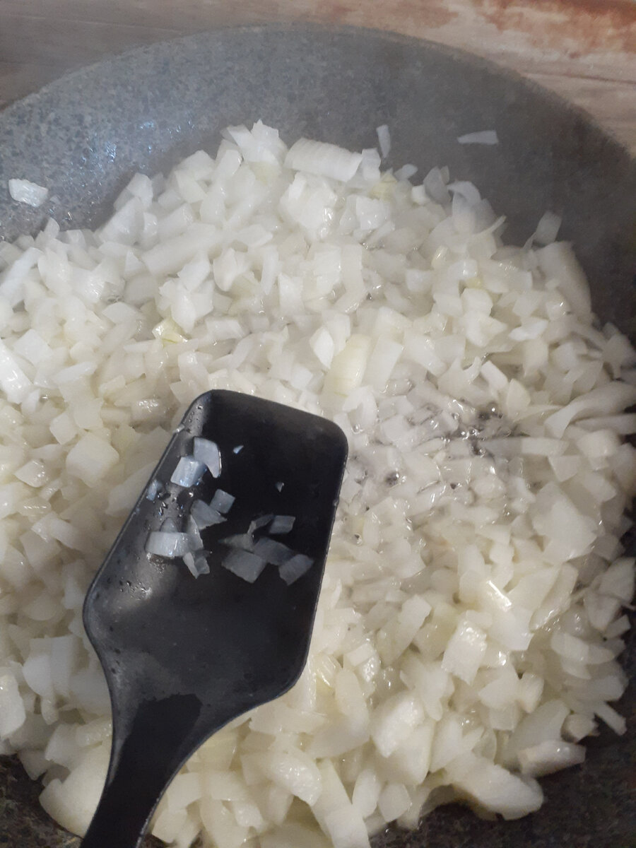 Сгачало лук минут на 5, а потом добавить морковь.