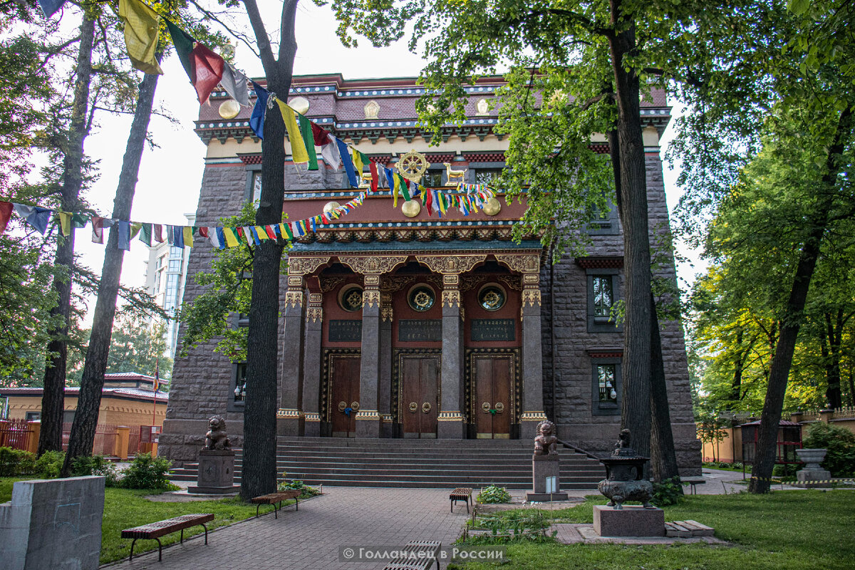 Интерес к буддизму мне дали фильмы об альпинистах. Когда альпинисты собираются на Эверест в Непале, по традиции в буддистском храме в Главном лагере проводят молитву. Они крутят молитвенные барабаны и только после этого их путь наверх начинается. Фото: из личного архива