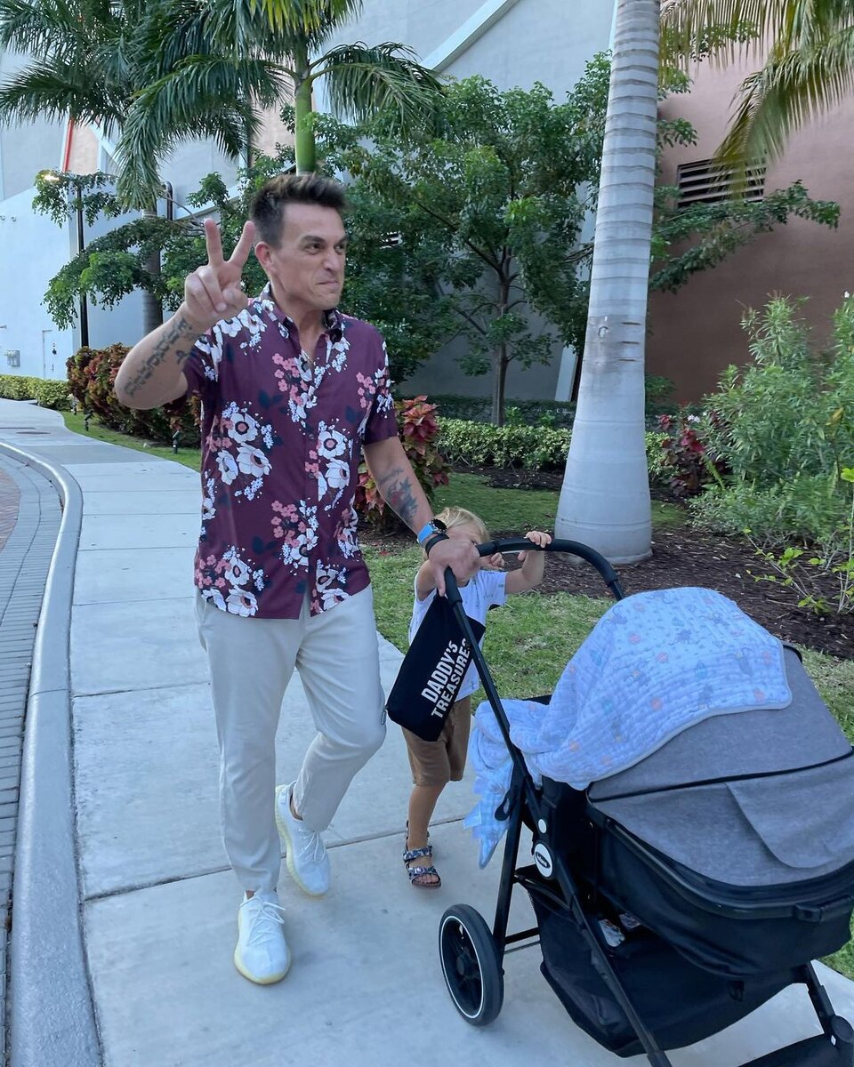    Влад Топалов на прогулке с двумя сыновьями Соцсети Влада Топалова