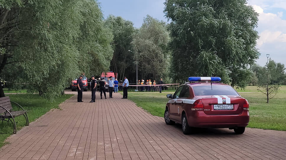 Фото: Мобильный репортер / АГН «Москва»📷Оперативные службы на месте инцидента с рабочими в канализационной шахте в Люблино