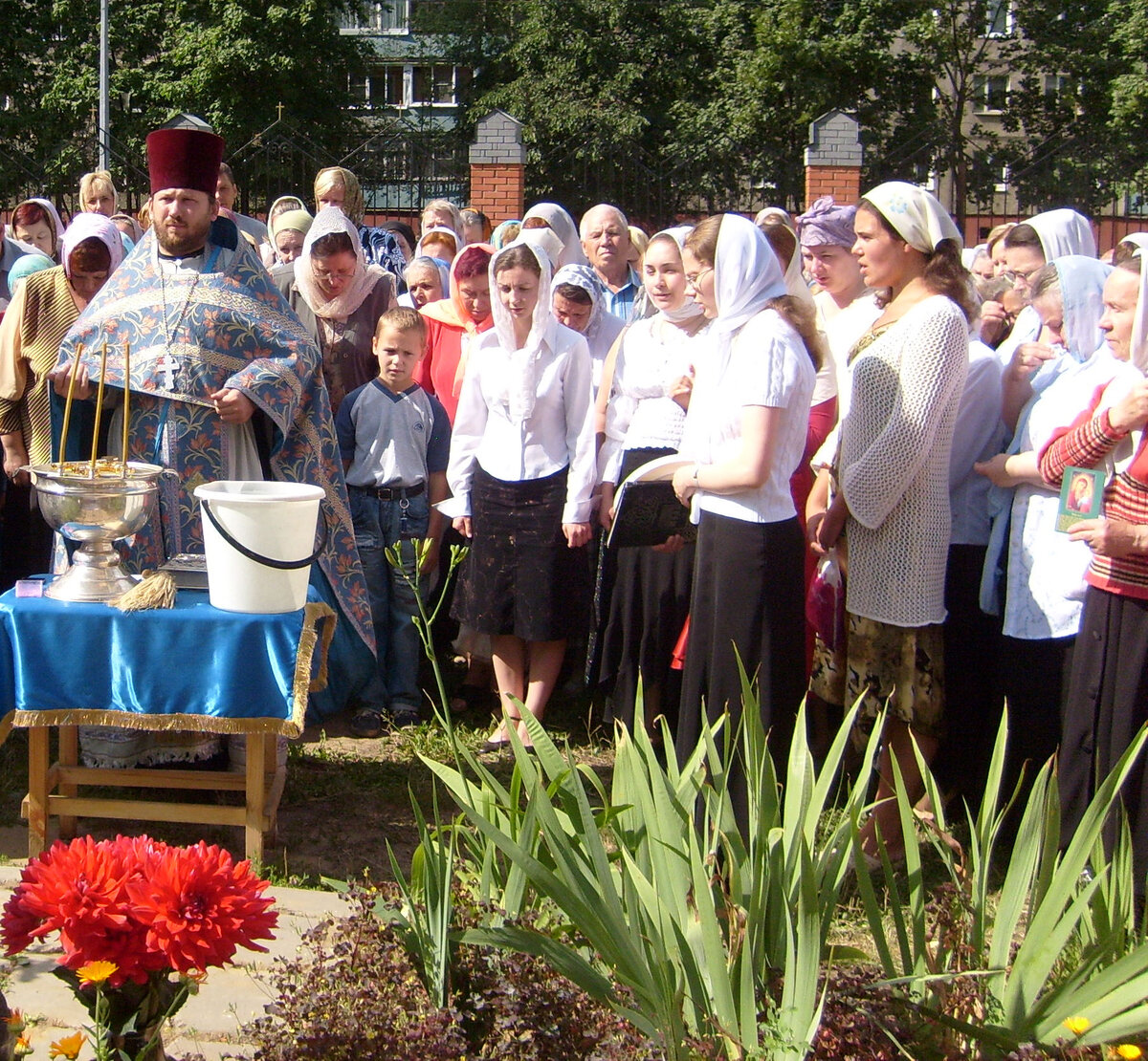 Настоятель свящ. Андрей Козорезов служит молебен после крестного хода у закладного камня; 21 июля 2007 года