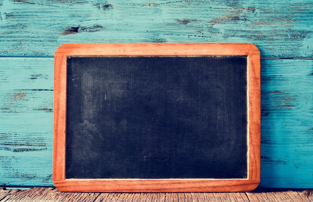 Человек у доски. Portrait of a blank slate. Мальчик держит картину. Ребенок показывает пальцем. Portrait of a blank slate.