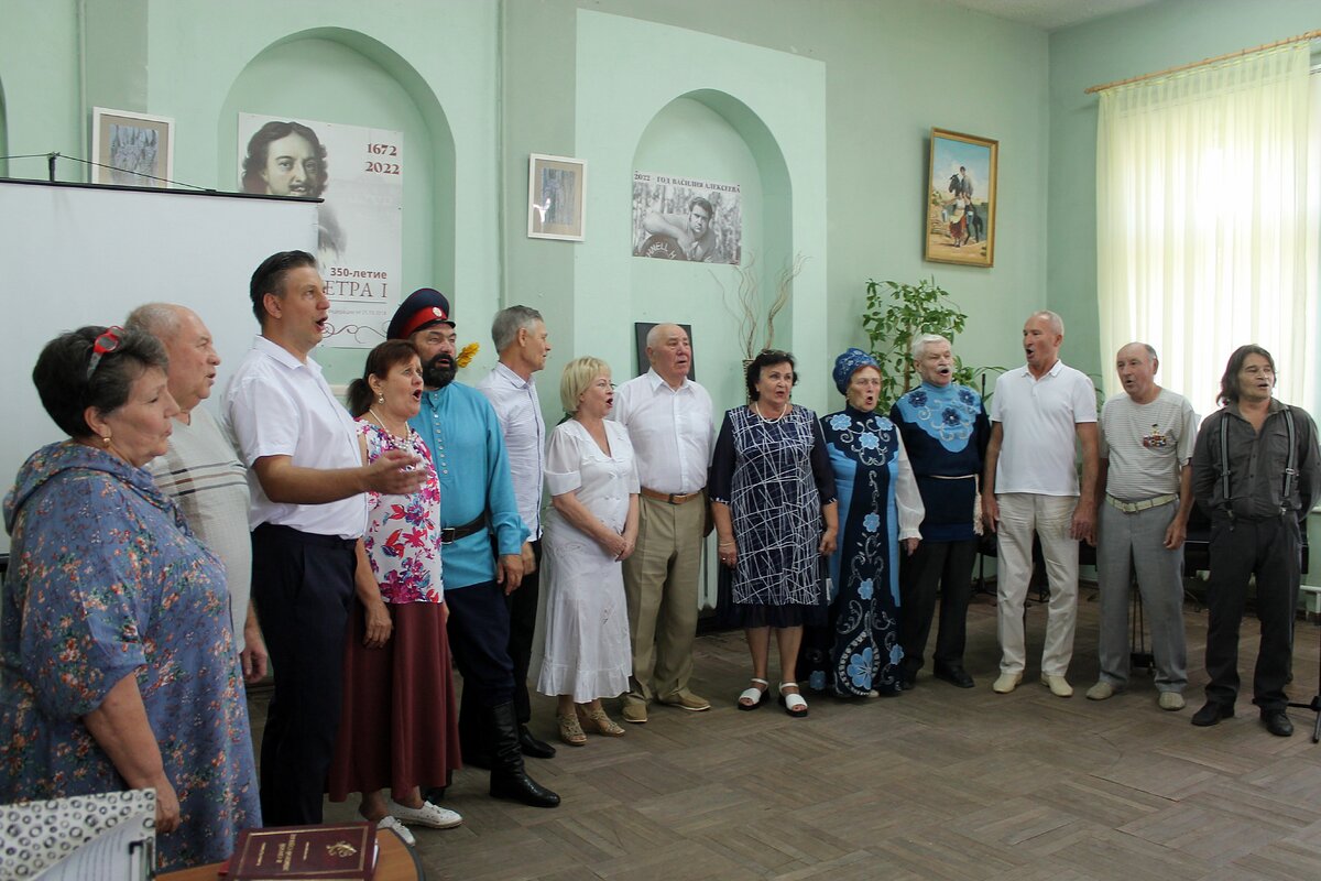 Фото: Шахты.SU      Песню "Спят курганы тёмные"  пели те, кто когда-то работал на шахтинских шахтах.