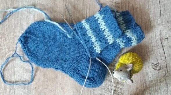 Полоски резинки связаны ленивым жаккардом.