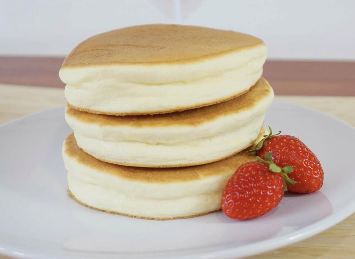 Панкейки в Японии отличаются особой воздушностью и пышностью – это достигается за счет взбитых белков и особой технологии при выпечке. Получается вкусно и необычно!