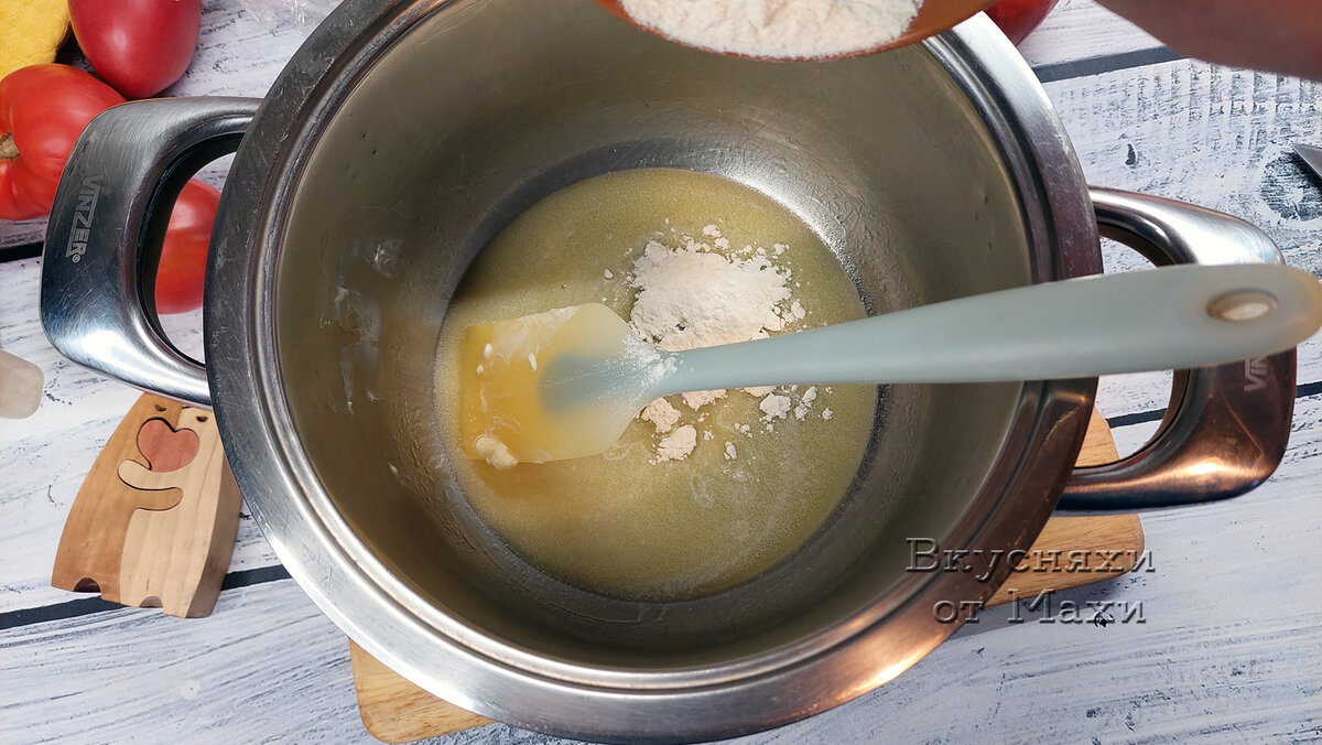 Растопленное масло с мукой