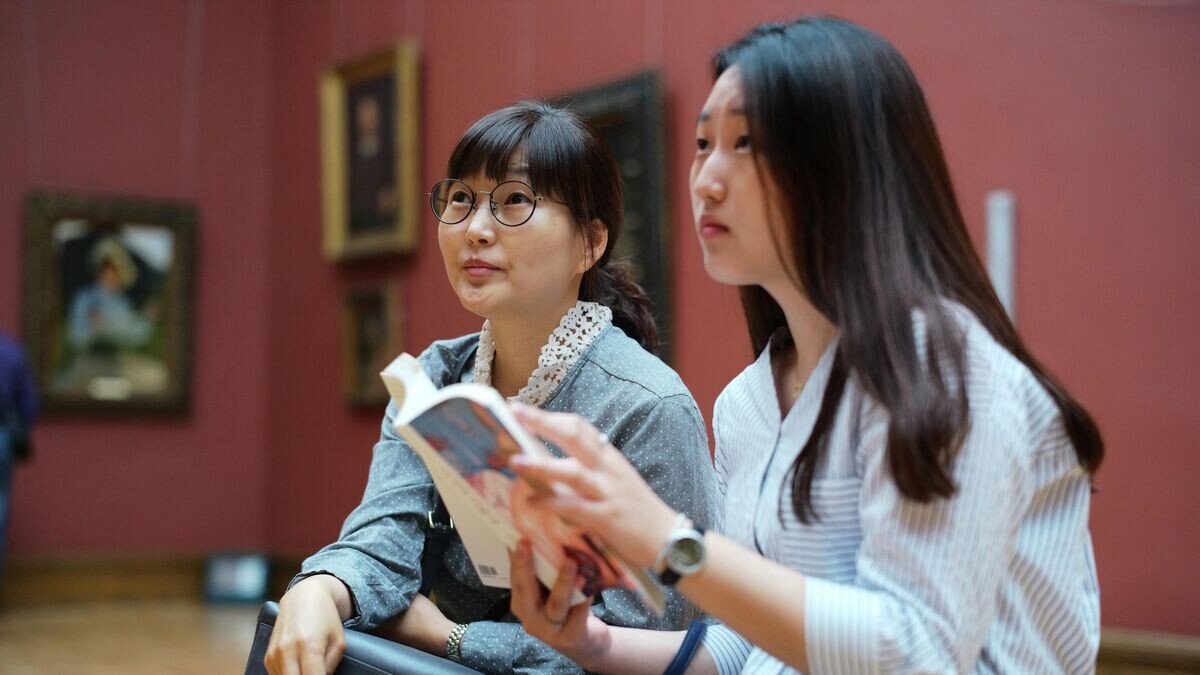    Иностранные туристы в зале художника Ильи Репина в Третьяковской галерее© РИА Новости / Сергей Пятаков