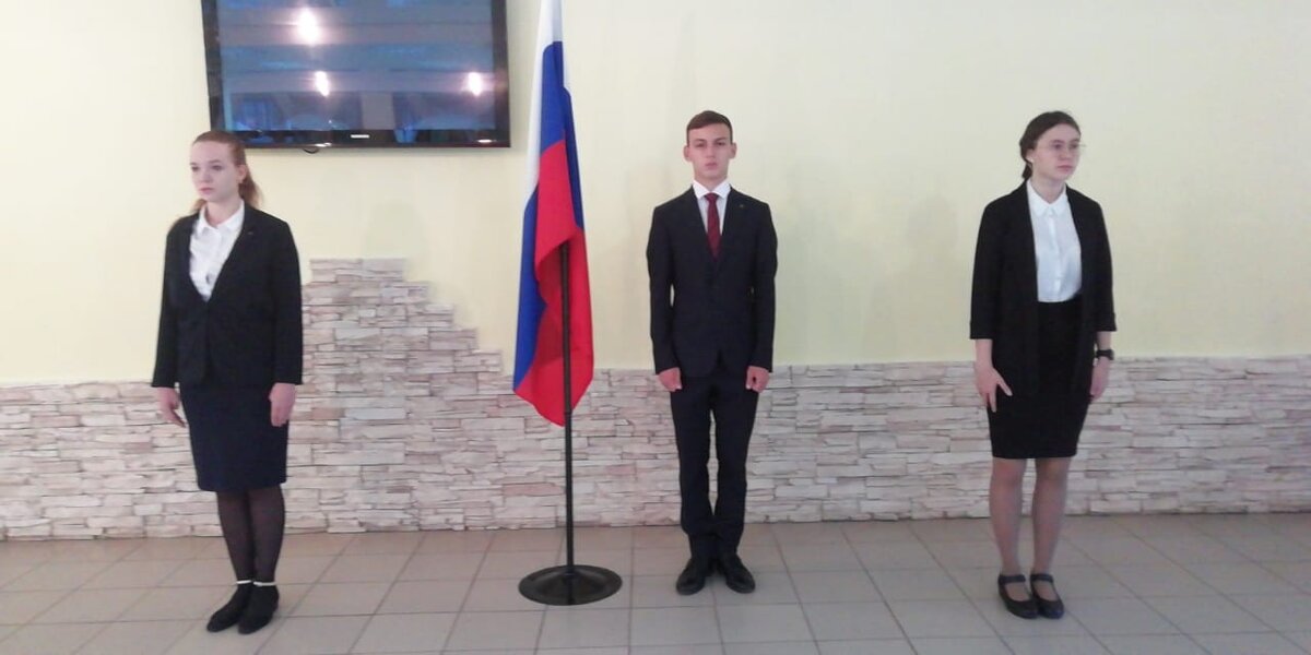    В школах Оренбурга подняли государственный флаг и провели урок «Разговоры о важном» Белов Михаил Александрович