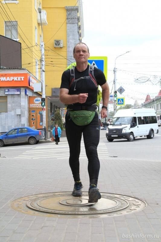 Это Сергей Лукьянов. За 2 года он пешком прошел весь мир.