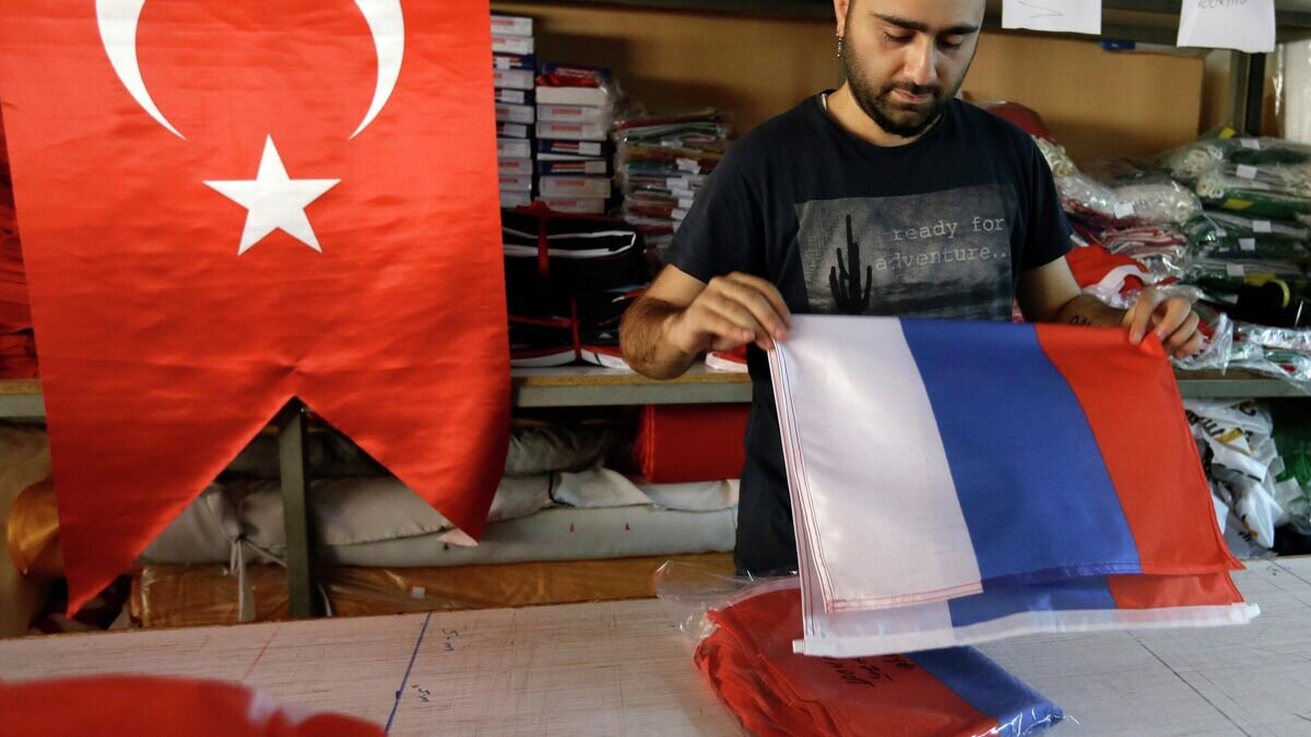    Сотрудник фабрики по производству флагов в Стамбуле© AP Photo / Thanassis Stavrakis