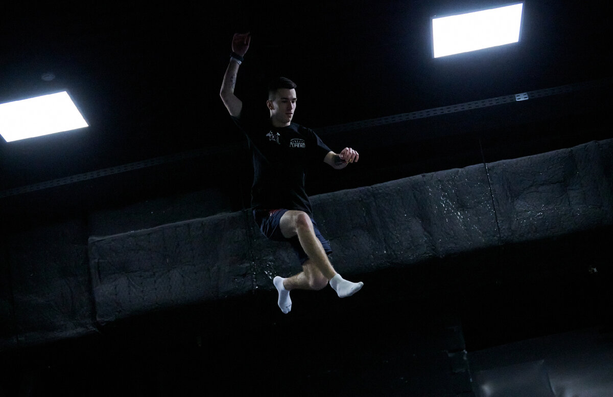 Выступление атлетов на соревнованиях по трикингу и батутному фристайлу в ТРК «Vegas Крокус Сити», организатор - батутный центр BigWall AirSport, 2022 год.