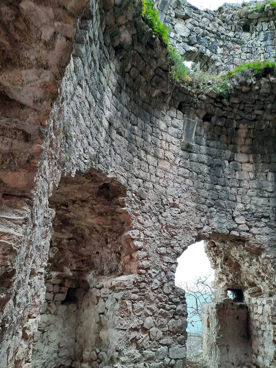 Фото Алены Бо. Развалины Анакопийской крепости. На самом деле побродить там очень интересно. Это разрушенная башня.