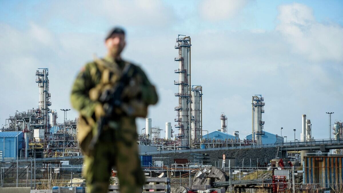Военнослужащий территориальной обороны Норвегии на газоперерабатывающем заводе в Карсте, Норвегия© AFP 2022 / NTB / Carina Johansen