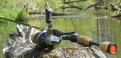 Существует несколько различных вариантов спиннингов лайт, имеющих узкую направленность, например, универсальные или джиговые спиннинги. Если вы планируете отправиться рыбачить на новый водоем, о котором вы не имеете ни малейшего представления, то стоит отдать предпочтение универсальным моделям, но если вы являетесь сторонником насиженных мест, то стоит задуматься о приобретении более специфического спиннинга, который будет идеально подходить под особенности конкретной реки или озера. Далее, будут описаны основные нюансы, на которые стоит обращать свое внимание при выборе спиннинга.