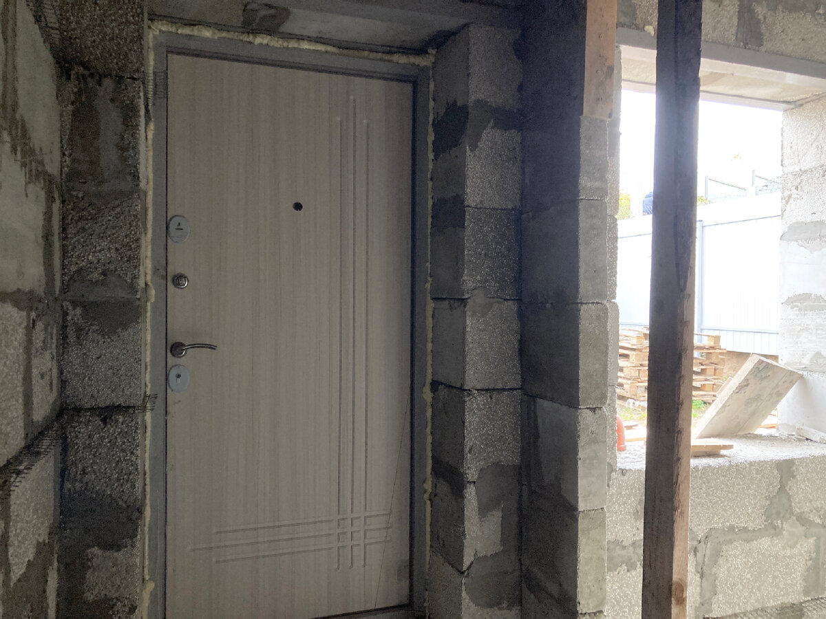 Входная дверь и окно санузла (справа), фото мое