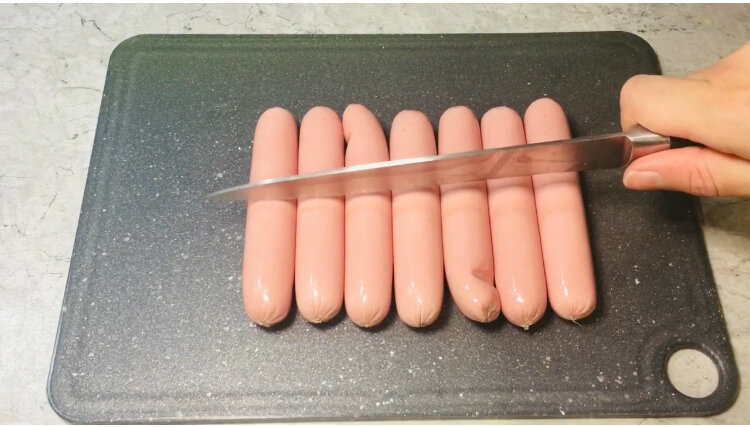 Кладу их рядышком и за одно движение делю пополам