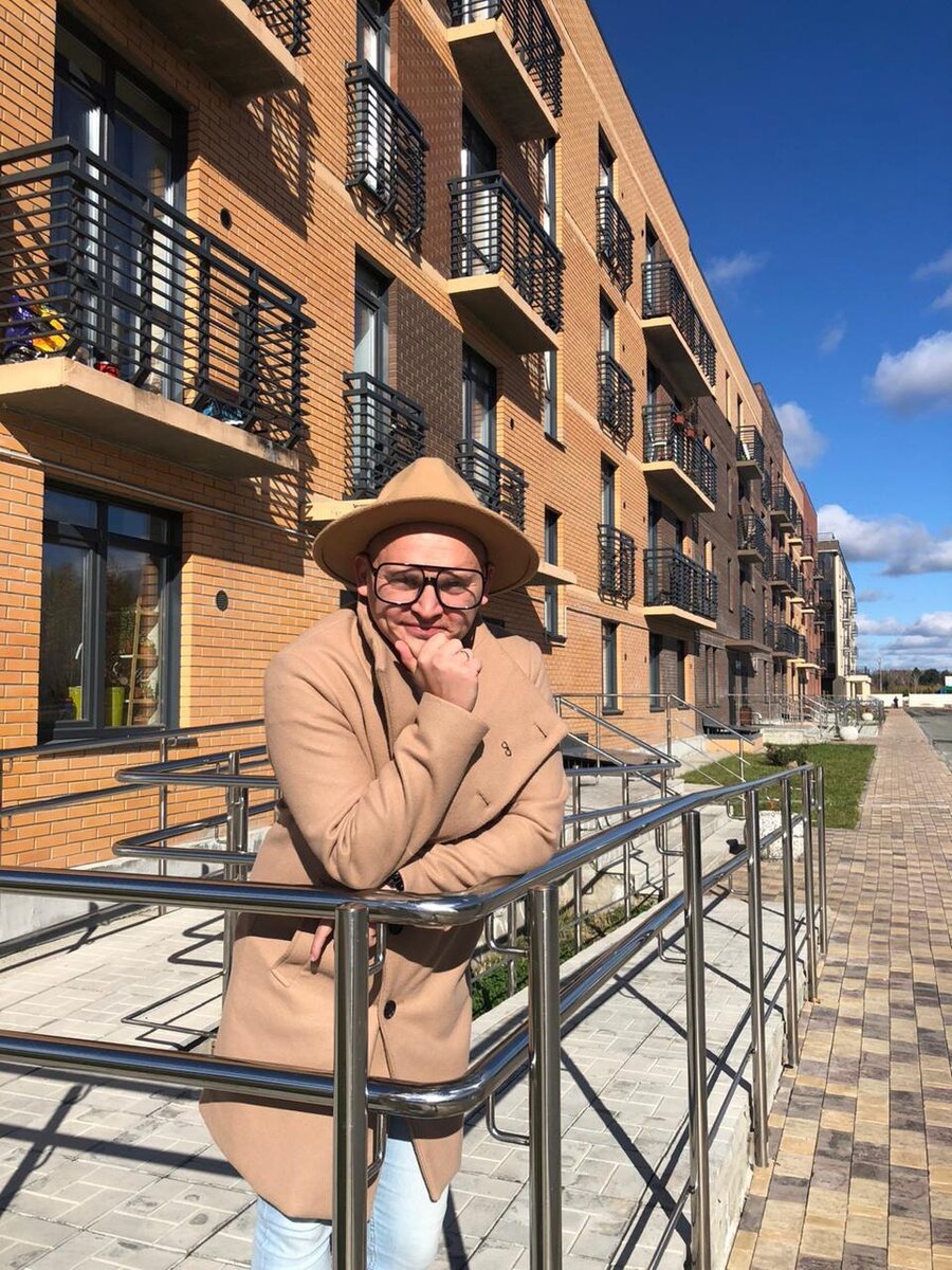                                         Артем Кабаков на фоне квартала "Малахит"